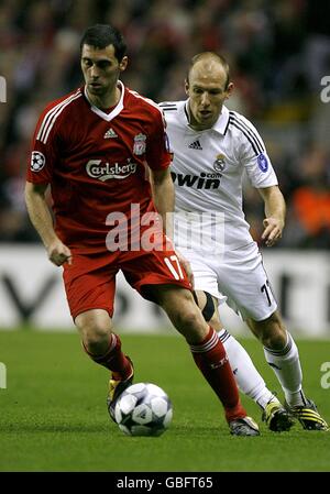 Alvaro Arbeloa de Liverpool (à gauche) et Arjen Robben in du Real Madrid action Banque D'Images