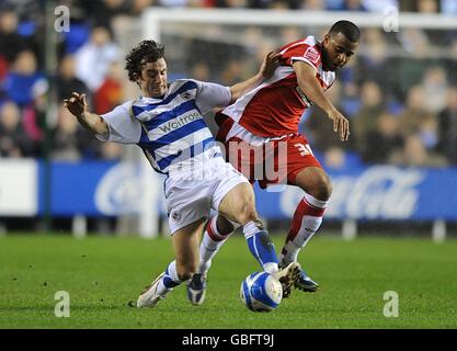 Stephen Hunt de Reading (à gauche) et Tom Soares de Charlton Athletic pour le ballon Banque D'Images