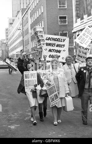 Les femmes du mineur et leurs partisans arrivent à Londres pour un rassemblement et un lobby de masse de députés, plus de 8000 mineurs de toute la Grande-Bretagne sont impliqués. Banque D'Images