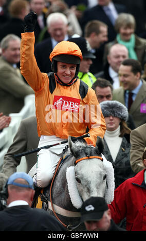 Courses hippiques - Cheltenham Festival 2009 - quatrième jour - Cheltenham Racecourse.Barry Geraghty et Zaynar célèbrent après avoir remporté l'obstacle JCB Triumph à l'hippodrome de Cheltenham, Cheltenham. Banque D'Images