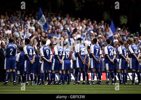 Football - coupe AXA FA - finale - Manchester United / Millwall. Les joueurs de Millwall s'alignent avant le lancement Banque D'Images