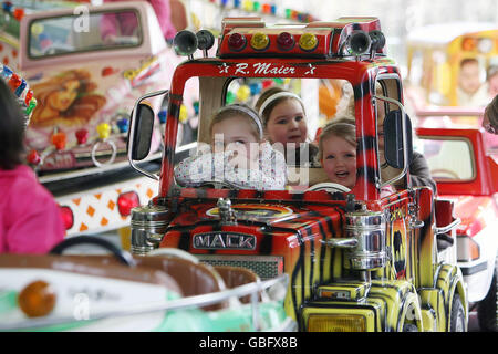 Les enfants se font un tour de foire à la place Merrion de Dublin. Le Funfair fait partie du festival Saint-Patrick qui se déroule jusqu'en mars 17. Banque D'Images