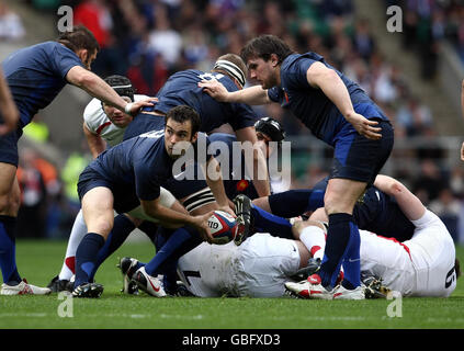 Rugby Union - RBS 6 Nations Championship 2009 - Angleterre / France - Twickenham.Morgan Parra en France passe le ballon lors du match des RBS 6 Nations à Twickenham, Londres. Banque D'Images