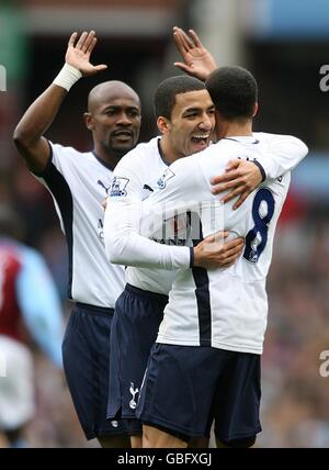 Jermaine Jenas de Tottenham Hotspur (à droite) célèbre le premier but de ses côtés avec les coéquipiers Didier Zokora (à gauche) et Aaron Lennon (au centre) Banque D'Images