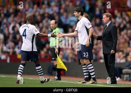 Le Vedran Corluka (au centre) de Tottenham Hotspur se substitue Pour Didier Zokora (à gauche) pendant la première moitié Banque D'Images