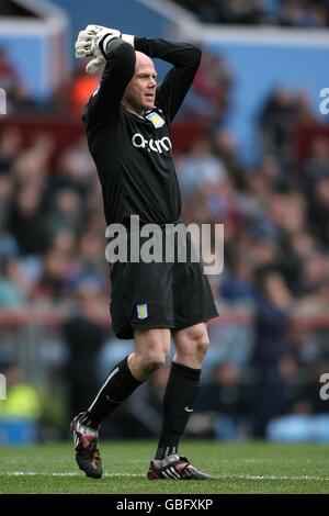 Football - Barclays Premier League - Aston Villa / Tottenham Hotspur - Villa Park.Brad Friedel, gardien de but de la Villa Aston, est abattu pendant le match à Villa Park Banque D'Images