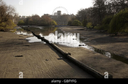 Parc St James's drainé.Vue sur le lac drainé pour améliorer la qualité de l'eau dans le parc St James's à Londres. Banque D'Images