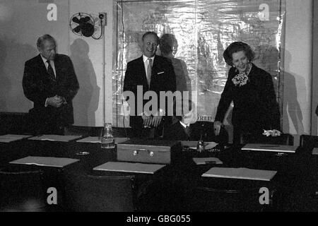 Le bunker souterrain de Winston Churchill de la Seconde Guerre mondiale qui a été officiellement ouvert au public pour la première fois aujourd'hui par le Premier ministre Margaret Thatcher.Avec elle sur cette photo, le petit-fils du député de Churchill, M. Winston Churchill (au centre), et son fils de huit ans, Jack Churchill, qui s'assit sur la chaise en bois dans laquelle le premier ministre britannique de l'époque avait rencontré son cabinet plus de 100 fois. Banque D'Images