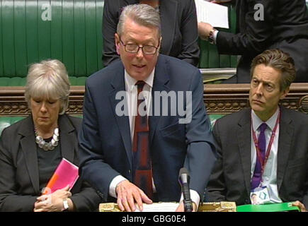 Le secrétaire à la Santé, Alan Johnson, fait une déclaration au sujet du rapport sur l'Hôpital général de Stafford lors des questions du premier ministre à la Chambre des communes, à Londres. Banque D'Images