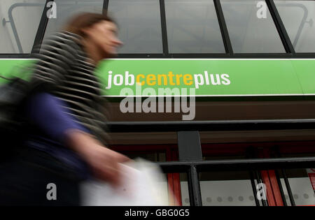 Un point de vue général sur un Centre de l'emploi à Northwich, dans le Cheshire, alors que le chômage a dépassé les deux millions pour la première fois en 12 ans aujourd'hui, alors que le nombre de personnes qui ont signé pour bénéficier d'une aide a grimpé d'un record de 138,000 le mois dernier, de sombres chiffres nouveaux ont montré aujourd'hui. Banque D'Images