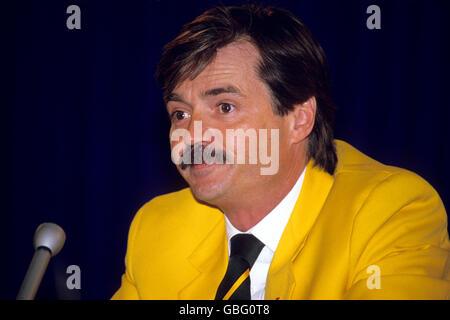 Jeux olympiques d'hiver - Calgary 1988 - quatre-Man Bobsled - Jamaïque.George Fitch le directeur de l'équipe controversée de la Jamaïque Bobsled, lors d'une conférence de presse dans le village olympique de Calgary. Banque D'Images