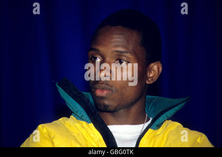 Jeux olympiques d'hiver - Calgary 1988 - quatre-Man Bobsled - Jamaïque.Caswell Allan, étudiant et membre de l'équipe controversée de Bobsled jamaïcain, lors d'une conférence de presse au village olympique de Calgary. Banque D'Images