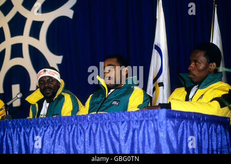 Membres de l'équipe controversée de la Jamaïque Bobsled lors d'une conférence de presse au village olympique de Calgary. De gauche à droite : Freddie Powell, Michael White et Dudley Stokes. Banque D'Images