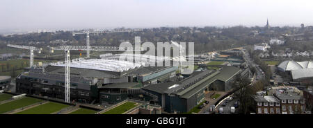 Une vue d'ensemble du Centre court et du nouveau toit en place alors que les préparatifs se poursuivent pour les championnats de cette année à Wimbledon, Londres. Banque D'Images