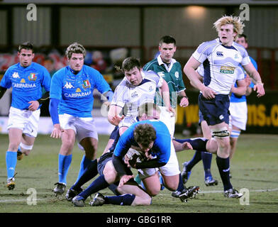 Rugby Union - Ecosse de moins de 20 ans / Italie de moins de 20 ans - Dens Park.L'Italie de moins de 20 ans Filippo Ferrarini (en façade centrale) est interrompue pendant le match international à Dens Park, Dundee. Banque D'Images