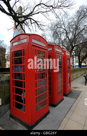 Trois boîtiers de téléphone rouges sur Wood Hill, Northampton. Banque D'Images