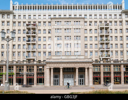 Randonnées cyclistes passé socialiste historique ancien immeubles sur Karl Marx Allee à Berlin Allemagne Banque D'Images