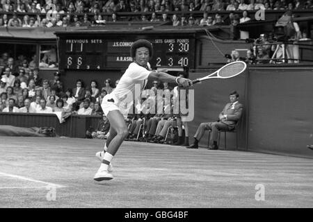 L'américain Arthur Ashe s'est attaqué à la troisième contre-attaque du champion en titre Jimmy Connors lors de la compétition unique pour hommes de Wimbledon. Ashe est devenu le premier noir à remporter la compétition. Banque D'Images