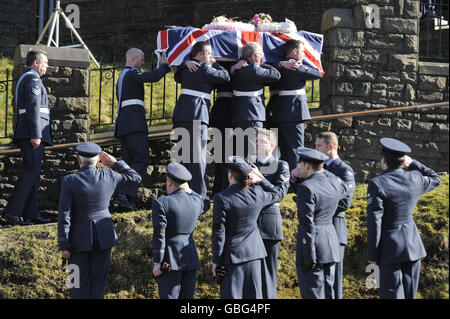 Le personnel de la RAF porte le cercueil drapé de drapeau du cadet de l'air Katie-JO Davies, 14 ans, à ses funérailles à l'église St Barnabas, High Street, Gilfach Goch, dans le sud du pays de Galles. Banque D'Images