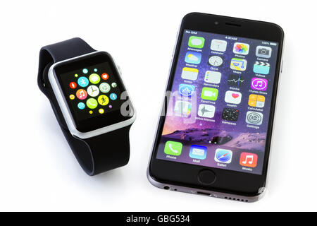 Sport Watch Apple 42mm Boîtier en aluminium argenté noir avec bande Sport affichage de l'écran et l'iPhone 6 apps. Banque D'Images