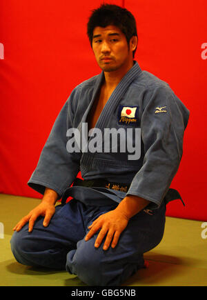 La star japonaise du judo Kosei Inoue assiste à une session de formation au siège de Judo Scotland à Ratho, où il pratique avec certains des meilleurs concurrents britanniques du judo. Banque D'Images