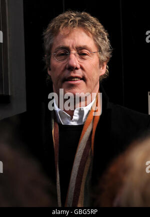 Roger Daltrey de l'OMS avec Louise Hyams, maire de Westminster (non représentée), dévoile une plaque bleue en hommage au batteur de l'OMS, Keith Moon, au 90, rue Wardour, dans le centre de Londres. Banque D'Images