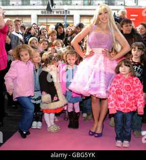 Un « Barbie » en direct arrive au magasin de jouets Hamleys à Londres, où le 50e anniversaire de la poupée emblématique a été célébré. Banque D'Images