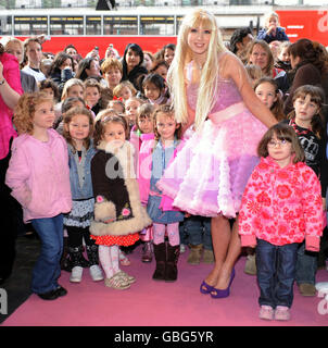 Un « Barbie » en direct arrive au magasin de jouets Hamleys à Londres, où le 50e anniversaire de la poupée emblématique a été célébré. Banque D'Images