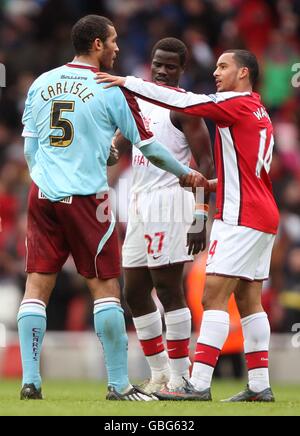 Theo Walcott d'Arsenal (à droite) serre la main avec Clarke Carlisle de Burnley (à gauche) après le coup de sifflet final. Banque D'Images