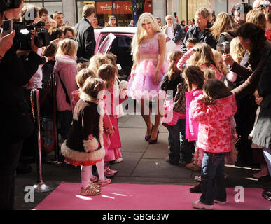 Un « Barbie » en direct arrive au magasin de jouets Hamleys à Londres, où le 50e anniversaire de la poupée emblématique a été célébré. Banque D'Images