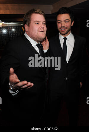 James Corden (à gauche) et Dominic Cooper arrivent pour les Laurence Olivier Awards à l'hôtel Grosvenor dans le centre de Londres. Banque D'Images