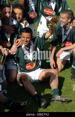 Soccer - Nationwide League Division Two - Plymouth Argyle et Colchester United.Les joueurs de Plymouth Argyle célèbrent leur promotion avec le trophée Nationwide League Division Two Banque D'Images