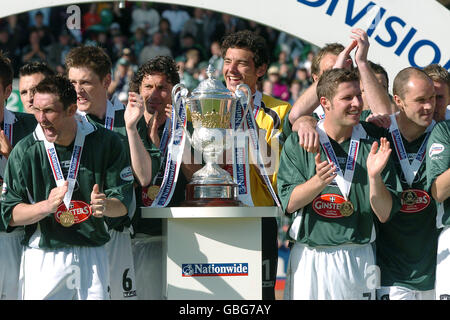 Soccer - Nationwide League Division Two - Plymouth Argyle et Colchester United.Les joueurs de Plymouth Argyle célèbrent leur promotion avec le trophée Nationwide League Division Two Banque D'Images