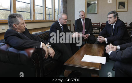 Le premier ministre, Gordon Brown (à droite) et le ministre de la sécurité, Paul Goggns (deuxième à droite) rencontrent le premier ministre des Irelands du Nord, Peter Robinson (à gauche), et le premier ministre adjoint, Martin McGuinness (deuxième à gauche), dans les édifices du château de Stormont, à Belfast. Banque D'Images