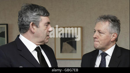 Le Premier ministre Gordon Brown (à gauche) rencontre le Premier ministre de l'Irlande du Nord, Peter Robinson (à droite), dans les bâtiments du château de Stormont, à Belfast. Banque D'Images