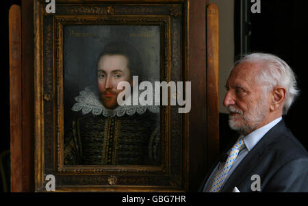 Un portrait de William Shakespeare, récemment identifié et revendiqué à vie, est dévoilé par le président du Shakespeare Birthplace Trust, le professeur Stanley Wells à Dartmouth House à Mayfair, dans le centre de Londres. Banque D'Images