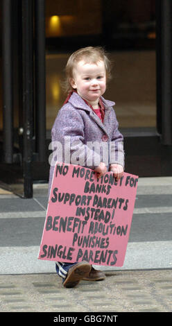 Un enfant tient une pancarte à l'extérieur du bureau du ministère du travail et des pensions après que les manifestants qui manifestaient contre le projet de loi sur la réforme du bien-être social aient bloqué les tourniquets à l'intérieur du bâtiment. Banque D'Images