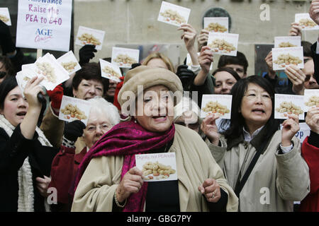 L'actrice Syliva Syms proteste avec les personnes âgées et les préoccupations de l'âge pour leur campagne « la vie pas Peanuts » qui a délivré une pétition de carte postale de 3,000 au ministre des Services de soins, Phil Hope et pour protester devant le ministère de la Santé, Whitehall à Londres, Contre l'augmentation de l'allocation de frais personnels (PEA) de seulement 75 penny par semaine. Banque D'Images