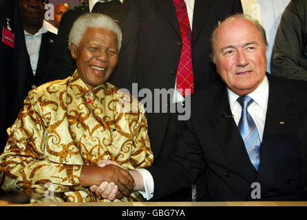 Le président de la FIFA, Sepp Blatter, se serre la main avec l'ancien d'Afrique du Sud Le Président Nelson Mandela après que l'Afrique du Sud ait été récompensée par le monde Tasse en 2010 Banque D'Images