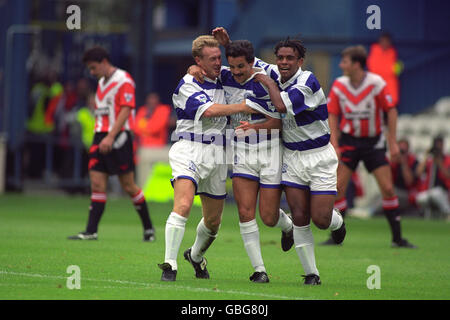 DE GAUCHE À DROITE : SIMON BARKER, GARY PENRICE, TREVOR SINCLAIR, QUEENS PARK RANGERS Banque D'Images