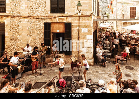 Les gens de Pollensa Pollensa ( ) old town center, north Mallorca ( Majorque ), Îles Baléares, S[la douleur l'Europe (voir également GBG837) Banque D'Images