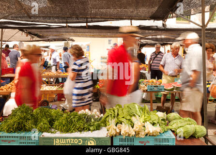 Les gens de shopping dans le marché alimentaire, Pollensa, Mallorca Pollenca ( ) ( ) Majorque, Îles Baléares, Espagne Europe Banque D'Images