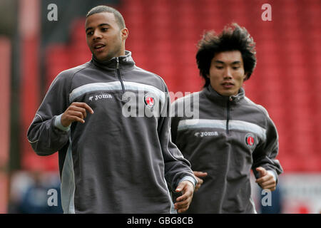 Tom Soares de Charlton Athletic (à gauche) se réchauffe avec son coéquipier Zheng Zhi Banque D'Images