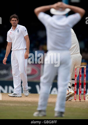 James Anderson, d'Angleterre, réagit après le bowling lors du cinquième test à Queen's Park Oval, Port of Spain, Trinidad. Banque D'Images