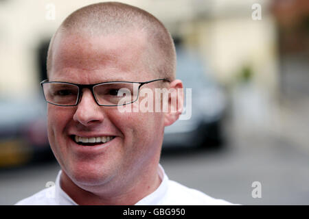 Heston Blumenthal devant son restaurant Fat Duck à Bray, Berkshire, après sa réouverture aujourd'hui. Banque D'Images