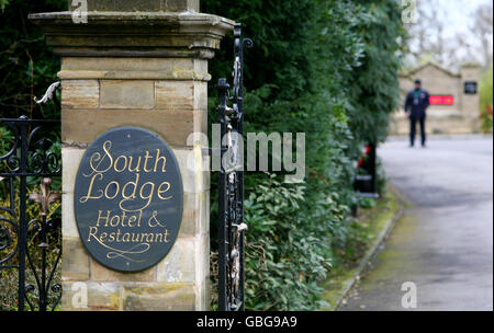 Une vue générale de l'entrée principale de l'hôtel South Lodge, près de Horsham dans West Sussex, le cadre de la réunion des ministres des Finances du G20 ce week-end. Banque D'Images