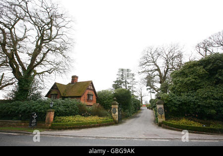 Une vue générale de l'entrée principale de l'hôtel South Lodge, près de Horsham dans West Sussex, le cadre de la réunion des ministres des Finances du G20 ce week-end. Banque D'Images