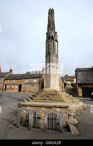 Vue sur le Northamptonshire.La Croix d'Eleanor à Geddington, Northamptonshire Banque D'Images