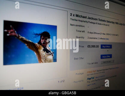 Les billets pour les concerts à venir de Michael Jackson à l'O2 Arena, à Londres, sont vus pour la vente sur le site de vente aux enchères d'Internet eBay. Banque D'Images