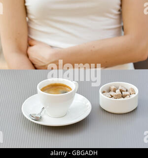 Tasse de café sur une table au café Banque D'Images